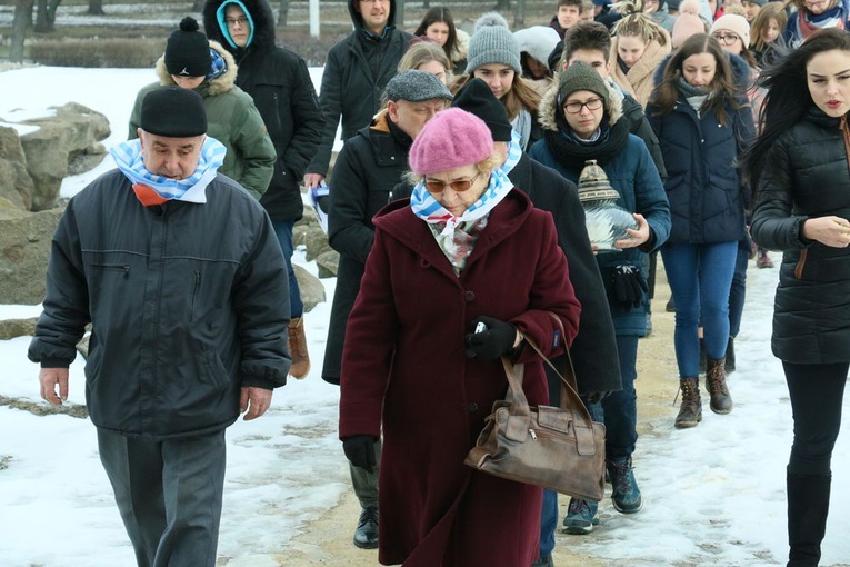 Pamięć o pomordowanych przekazywana jest kolejnym pokoleniom.