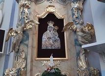 Odkryto, że widoczne po obu stronach nastawy anioły wykonane zostały w wyrafinowanej technice charakterystycznej dla epoki, tzw. szypolen (fr. chipolin), której zadaniem było imitowanie marmuru karraryjskiego, kości słoniowej czy porcelany.