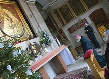 Pierwsze kroki w Skarżysku-Kamiennej pasterz diecezji skierował do kaplicy MB Ostrobramskiej.