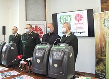 Urządzenia oznaczyli naklejkami. Od lewej: Hubert Ogar, Andrzej Szczypiór, ks. Robert Kowalski i Janusz Łoszczyk.