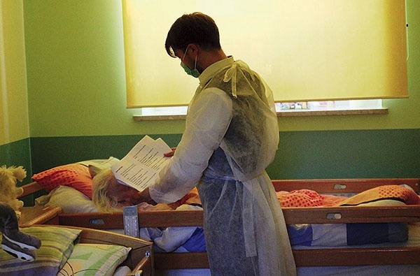 ▲	Krystian Kukuczka, dyrektor Centrum Medycznego Sióstr Elżbietanek,  już się przekonał, jak bardzo starsze osoby cenią sobie wspólne czytanie.