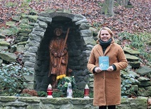 ▲	Jolanta Zienkiewicz z książką, która opisuje i ożywia kult  św. Wendelina.
