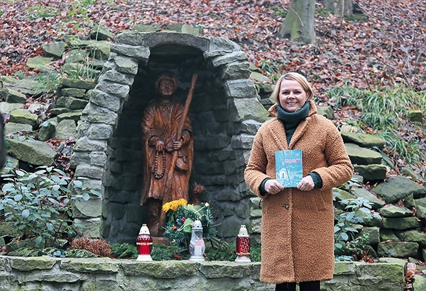 ▲	Jolanta Zienkiewicz z książką, która opisuje i ożywia kult  św. Wendelina.