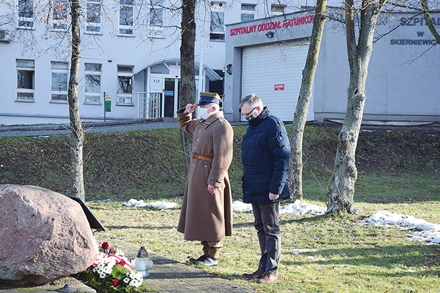 W Skierniewicach hołd poległym oddano przy szpitalu i na cmentarzach św. Józefa i św. Stanisława.