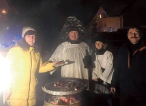 W Skierniewicach „kolęda” była okazją do... szybkiego grillowania.
