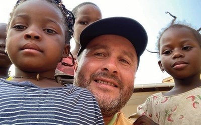 	– Chcę zrobić wszystko, by te dzieci były bezpieczne i aby nigdy nie były głodne – zapewnia zakonnik.
