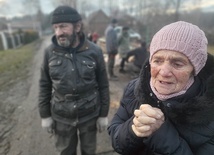 Pani Teresa wraz z synem na pogorzelisku ich domu. Dzięki ludziom dobrej woli dramatyczne wydarzenia staną się tylko złym wspomnieniem.