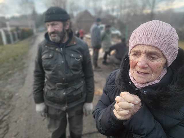 Pani Teresa wraz z synem na pogorzelisku ich domu. Dzięki ludziom dobrej woli dramatyczne wydarzenia staną się tylko złym wspomnieniem.