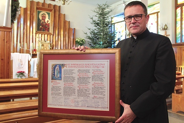 ▲	Z inicjatywy ks. Pawła Pająka w 2017 roku na rewersie aktu poświęcenia Kościoła w Polsce Niepokalanemu Sercu Maryi podpisało się ponad 400 parafian. 