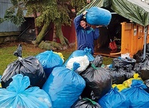 ◄	W organizacji transportu uczestniczą także członkowie Tarnowskiego Wolontariatu Misyjnego.