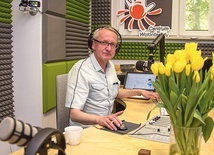 Redaktor Jacek Wnuk ma wieloletnie doświadczenie radiowe.