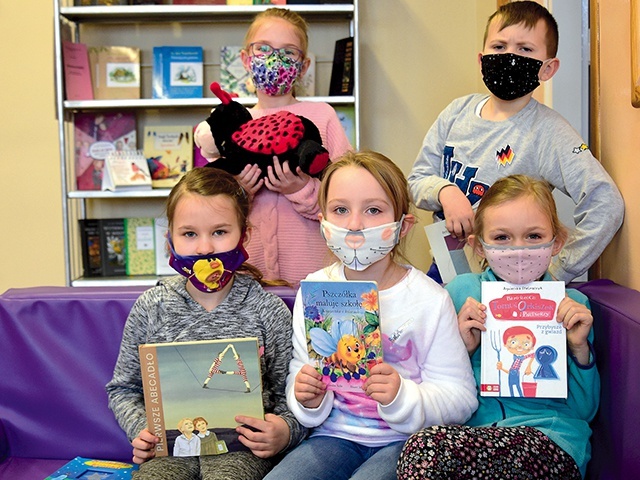 Uczniowie podczas przerw odwiedzają bibliotekę.