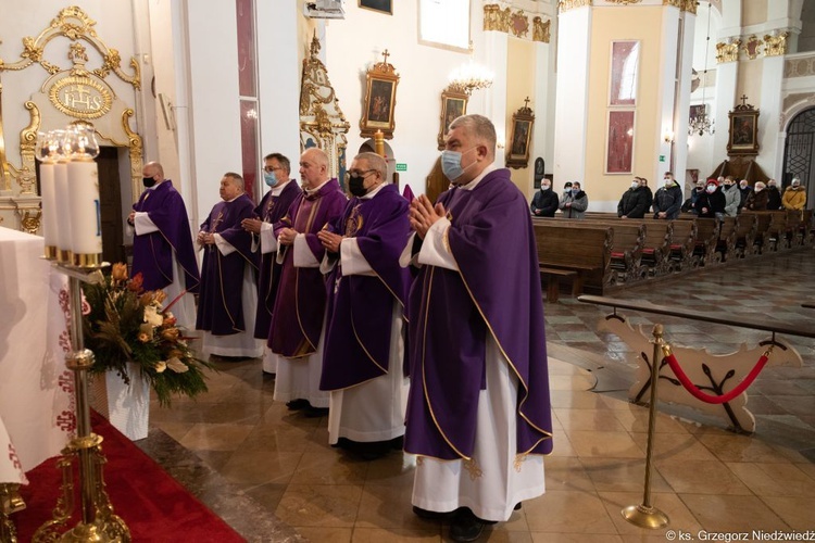 Modlitwa za zmarłych biskupów przed obliczem Matki Bożej Cierpliwie Słuchającej