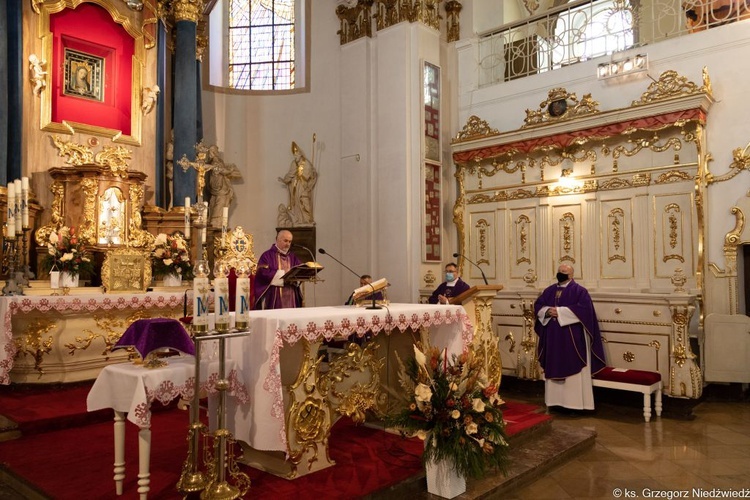 Modlitwa za zmarłych biskupów przed obliczem Matki Bożej Cierpliwie Słuchającej