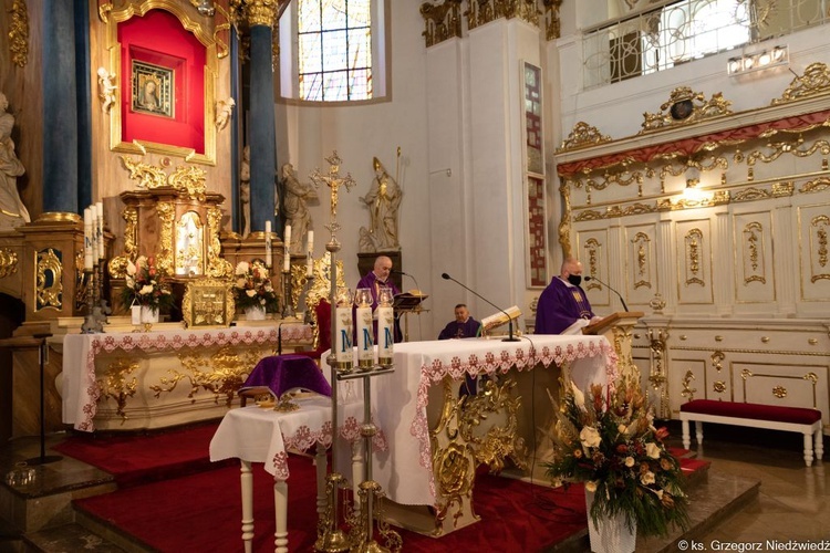 Modlitwa za zmarłych biskupów przed obliczem Matki Bożej Cierpliwie Słuchającej