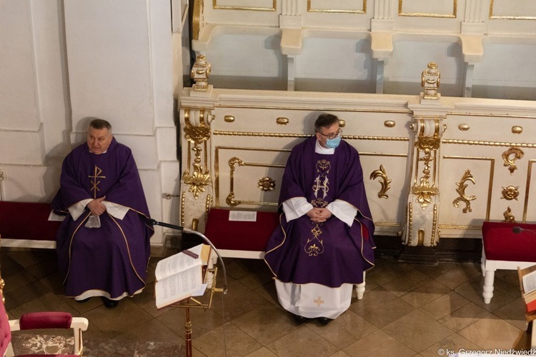 Modlitwa za zmarłych biskupów przed obliczem Matki Bożej Cierpliwie Słuchającej