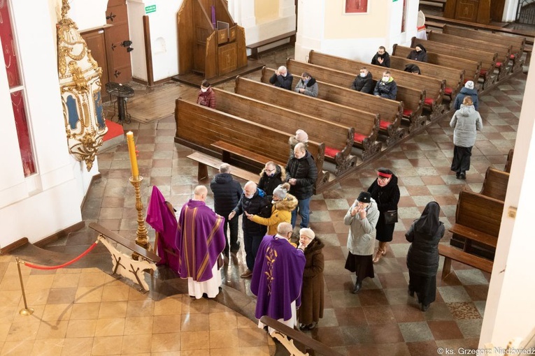 Modlitwa za zmarłych biskupów przed obliczem Matki Bożej Cierpliwie Słuchającej
