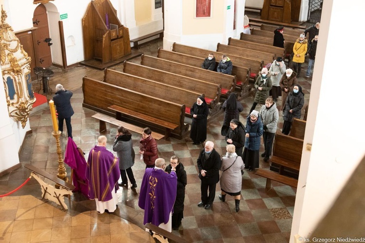 Modlitwa za zmarłych biskupów przed obliczem Matki Bożej Cierpliwie Słuchającej