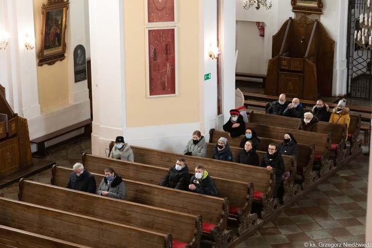 Modlitwa za zmarłych biskupów przed obliczem Matki Bożej Cierpliwie Słuchającej