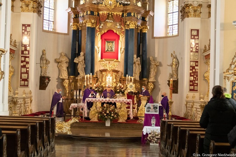 Modlitwa za zmarłych biskupów przed obliczem Matki Bożej Cierpliwie Słuchającej