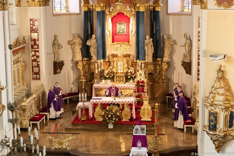 Modlitwa za zmarłych biskupów przed obliczem Matki Bożej Cierpliwie Słuchającej