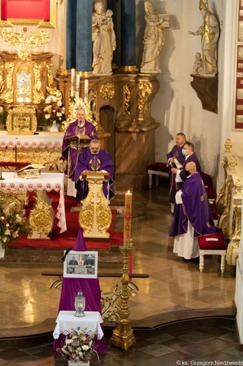 Modlitwa za zmarłych biskupów przed obliczem Matki Bożej Cierpliwie Słuchającej