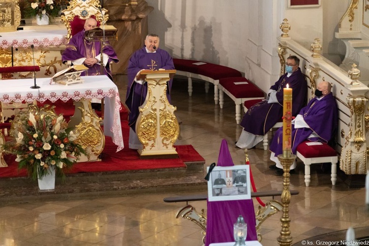 Modlitwa za zmarłych biskupów przed obliczem Matki Bożej Cierpliwie Słuchającej