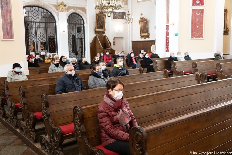 Modlitwa za zmarłych biskupów przed obliczem Matki Bożej Cierpliwie Słuchającej