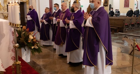 Modlitwa za zmarłych biskupów przed obliczem Matki Bożej Cierpliwie Słuchającej