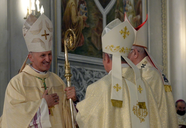 Bp Marek Solarczyk otrzymał pastorał, symbol władzy pasterskiej, który nosił bp Edward Materski, pierwszy ordynariusz radomski.