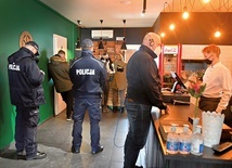 Pracownicy sanepidu w asyście policjantów kontrolują przyjmujące klientów restauracje i bary.