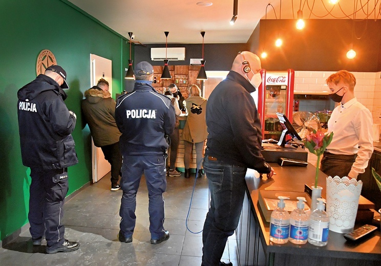 Pracownicy sanepidu w asyście policjantów kontrolują przyjmujące klientów restauracje i bary.