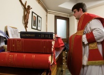 Wierni należący do ordynariatu dla byłych anglikanów uczestniczą we Mszy św. sprawowanej według specjalnego rytu, który łączy elementy znane z liturgii anglikańskiej z rytem Kościoła rzymskokatolickiego. Na zdjęciu ks. Daniel Lloyd chwilę przed rozpoczęciem Eucharystii.