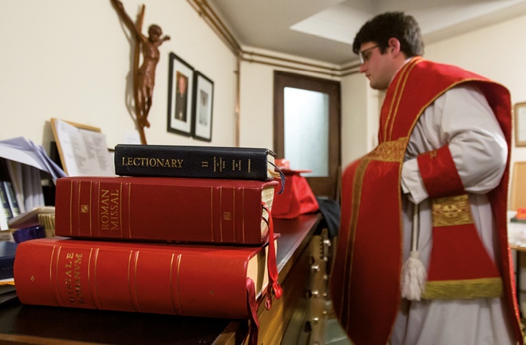 Wierni należący do ordynariatu dla byłych anglikanów uczestniczą we Mszy św. sprawowanej według specjalnego rytu, który łączy elementy znane z liturgii anglikańskiej z rytem Kościoła rzymskokatolickiego. Na zdjęciu ks. Daniel Lloyd chwilę przed rozpoczęciem Eucharystii.