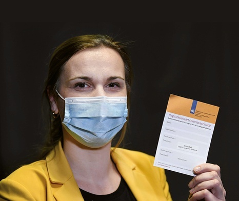 Takie świadectwa szczepienia otrzymują w Holandii osoby, które przyjęły szczepionkę przeciwko COVID-19.