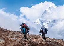Bez pomocy Szerpów, jako tragarzy i przewodników, niemożliwe byłoby zdobywanie najwyższych himalajskich szczytów.
