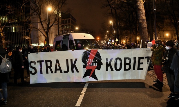 Protest przed siedzibą TK po publikacji uzasadnienia wyroku ws. aborcji