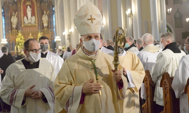 Bp Marek Solarczyk wcześniej prawnie, a teraz podczas ingresu objął rządy w diecezji radomskiej.