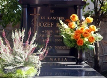 Na grobie zmarłego proboszcza często stoją kwiaty i znicze.