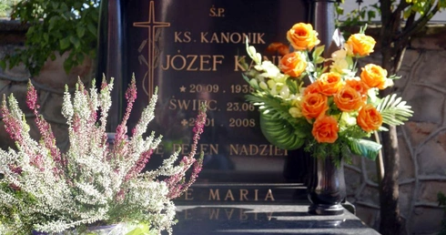 Na grobie zmarłego proboszcza często stoją kwiaty i znicze.