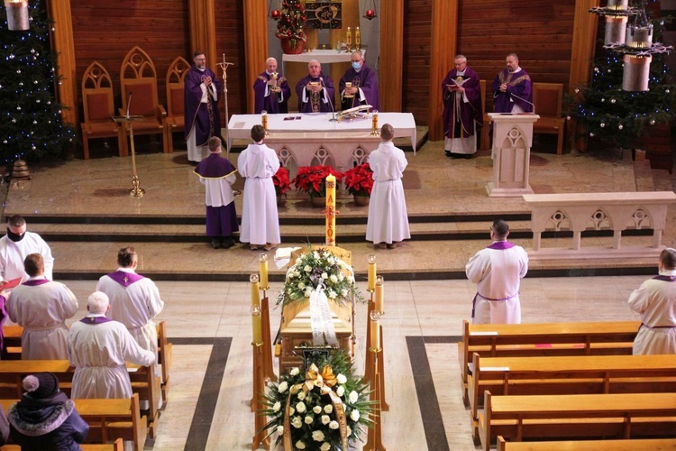 Msza św. pogrzebowa za ks. Juliusza Olejaka w Pisarzowicach.