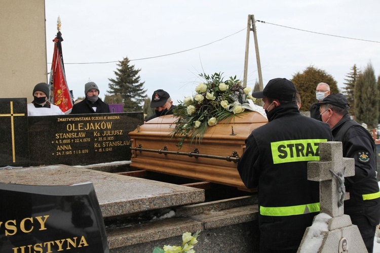 Śp. ks. Juliusz Olejak spoczął w pisarzowickim grobowcu rodzinnym.