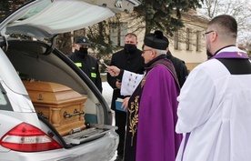 Ks. proboszcz Janusz Gacek przy trumnie ks. Juliusza Olejaka, przywiezionej z Opola, gdzie zmarły spędził ostatnie lata życia.