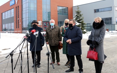 W konferencji prasowej wzięli udział parlamentarzyści (od lewej): Marek Suski, Dariusz Bąk, Agnieszka Górska, Wojciech Skurkiewicz i Anna Kwiecień.