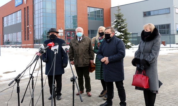 W konferencji prasowej wzięli udział parlamentarzyści (od lewej): Marek Suski, Dariusz Bąk, Agnieszka Górska, Wojciech Skurkiewicz i Anna Kwiecień.