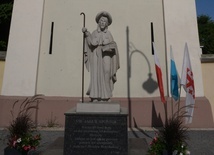 Figura Apostoła przy kościele w Skaryszewie.
