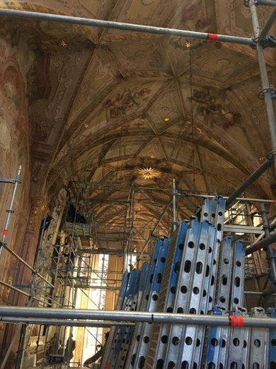 Kolejny etap prac przy renowacji obrazów i fresków w świdnickiej katedrze