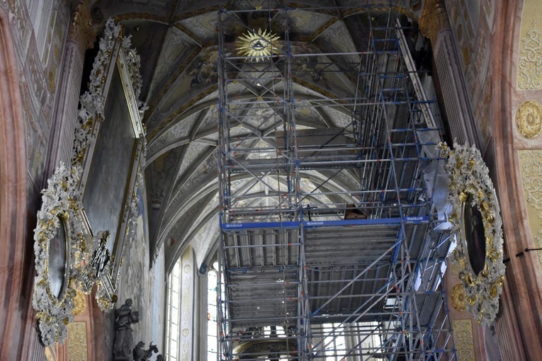 Kolejny etap prac przy renowacji obrazów i fresków w świdnickiej katedrze