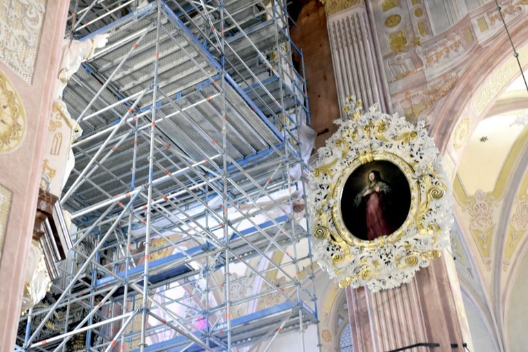 Kolejny etap prac przy renowacji obrazów i fresków w świdnickiej katedrze
