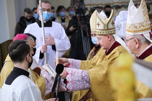 Święcenia biskupie ks. Artura Ważnego